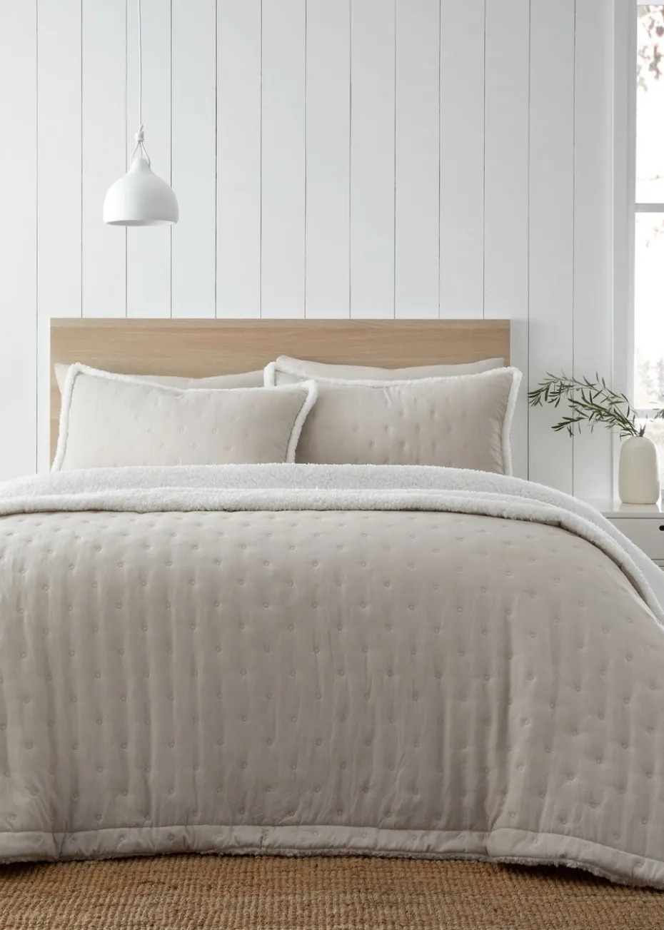 Catherine Lansfield Nori Cream Pinsonic Faux-Shearling Bedspread (220x230cm)