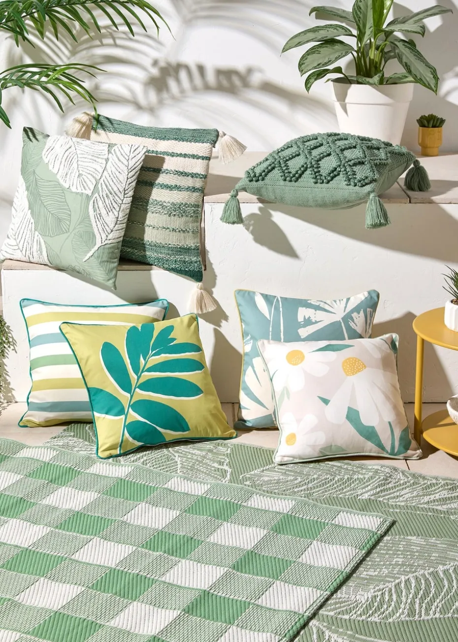 Dreams & Drapes Design Gingham Green Outdoor Rug