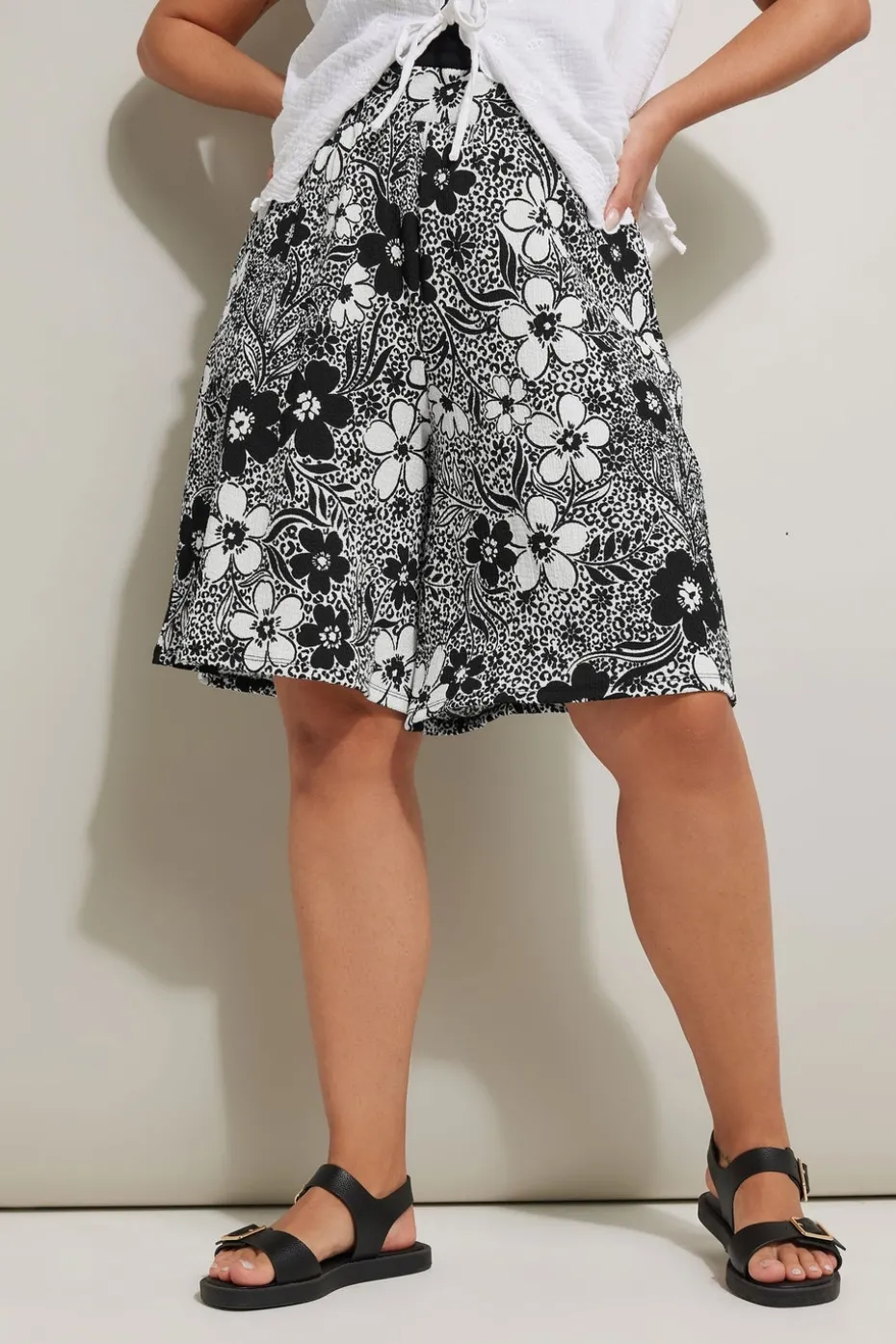 Yours Curve Black Floral Textured Shorts